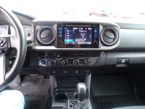 Used 2017 Toyota Tacoma SR image 9