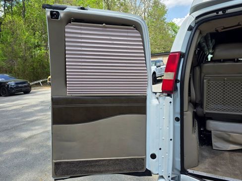 Used 2018 GMC Savana 2500 Extended w/ Enhanced Convenience Package image 26