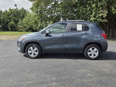 Used 2022 Chevrolet Trax LT w/ LT Convenience Package AWD/4WD image 2