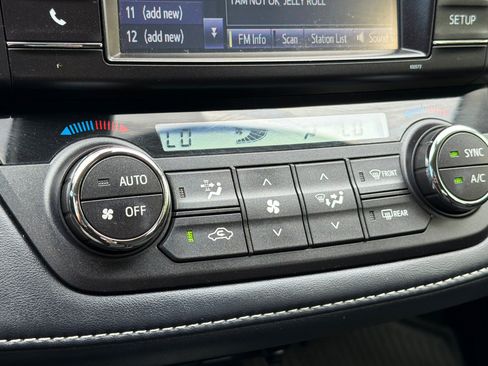 Used 2018 Toyota RAV4 LE AWD/4WD image 20