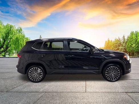 Certified 2025 Volkswagen Taos SE w/ Panoramic Sunroof Package image 3