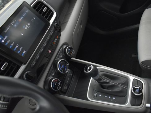 Used 2024 Hyundai Venue SEL image 24