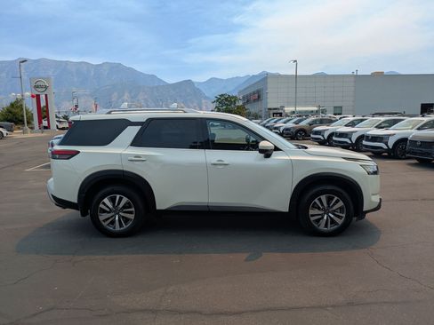 Used 2023 Nissan Pathfinder SL AWD/4WD image 2