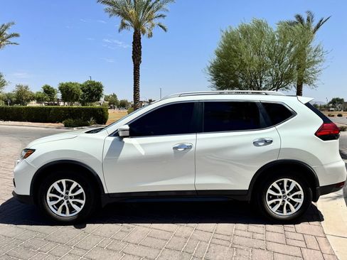 Used 2017 Nissan Rogue SV w/ Sun & Sound Touring Package FWD image 5