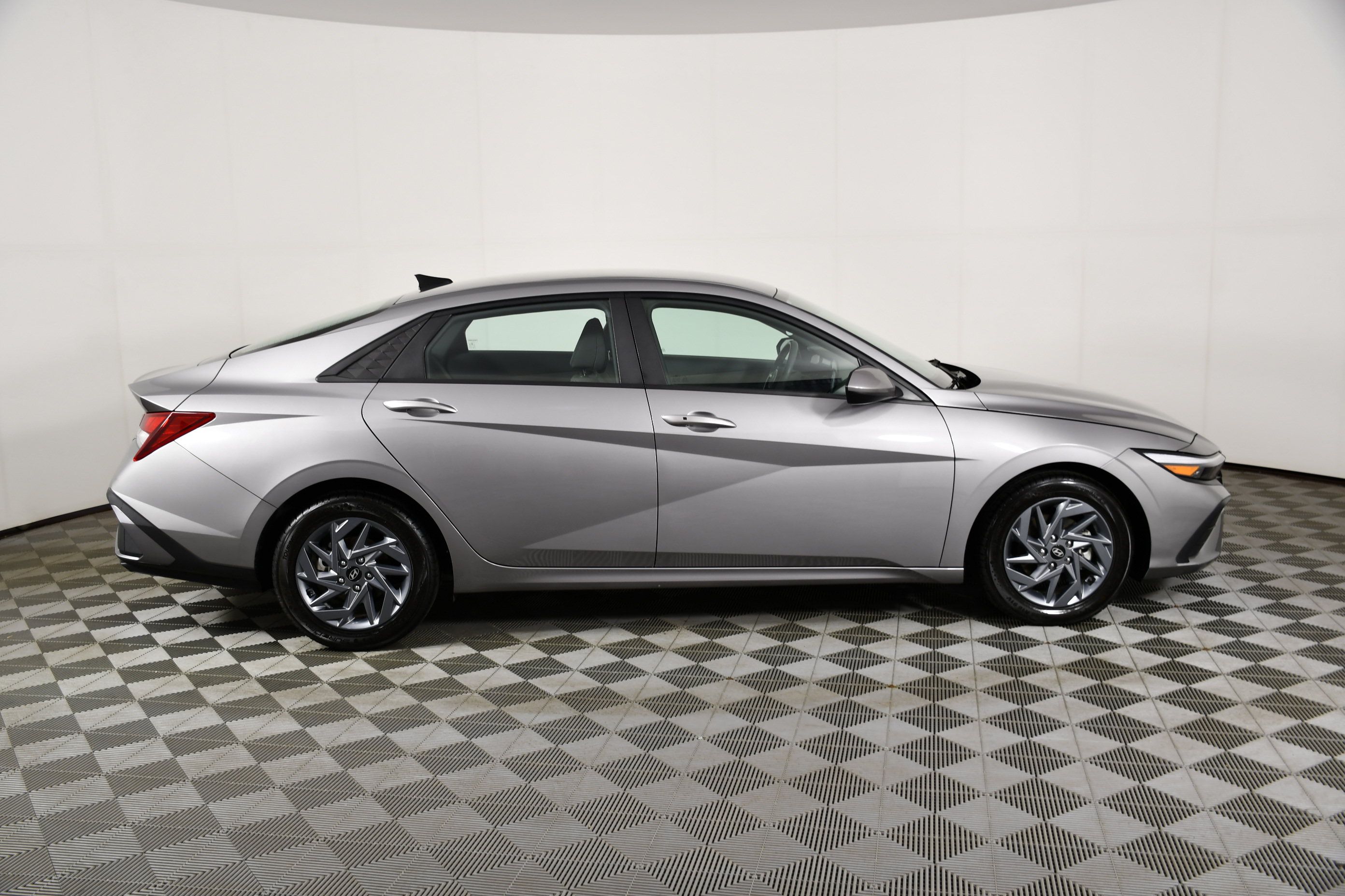 Used 2024 Hyundai Elantra SEL FWD image 5