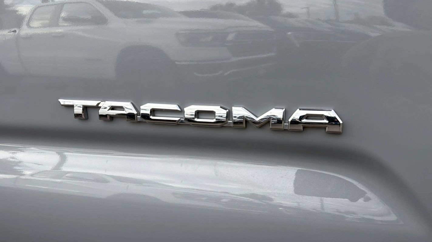 Used 2018 Toyota Tacoma TRD Off-Road w/ TRD Premium Off Road Package AWD/4WD image 18