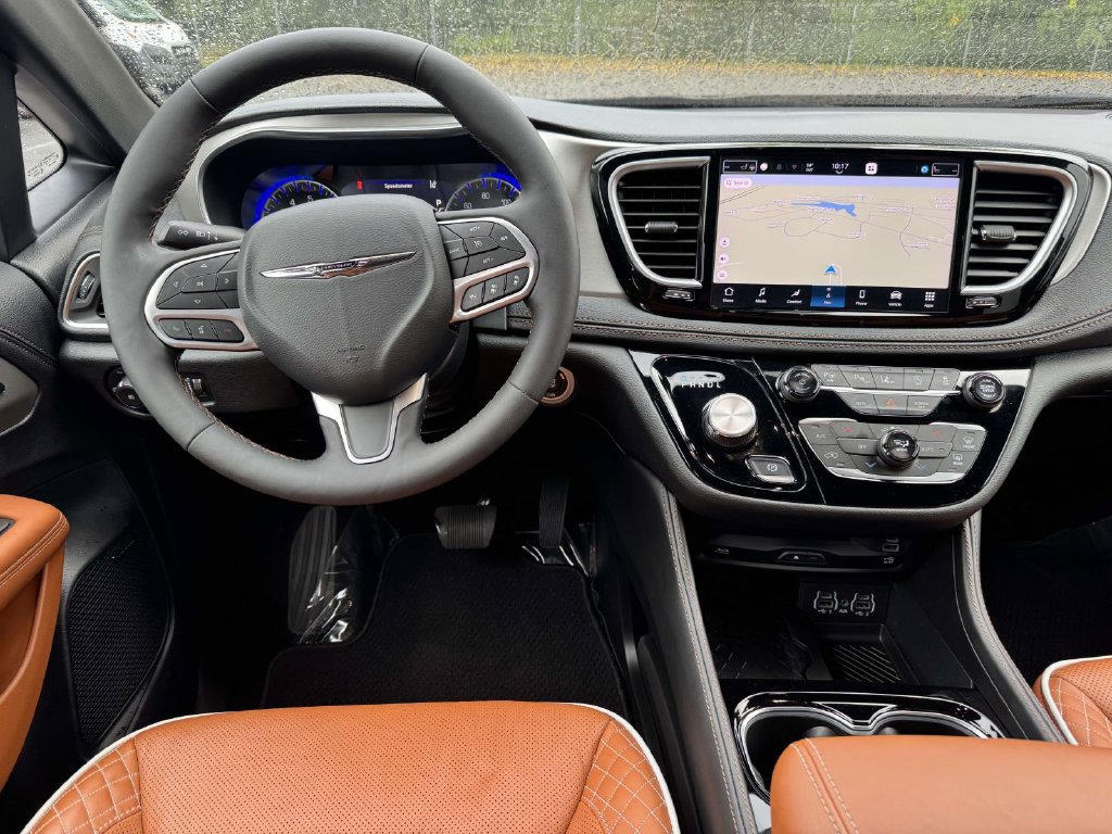 Used 2025 Chrysler Pacifica Pinnacle FWD image 16