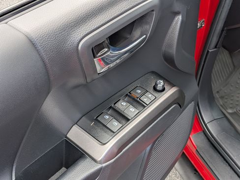 Certified 2023 Toyota Tacoma TRD Off-Road AWD/4WD image 19