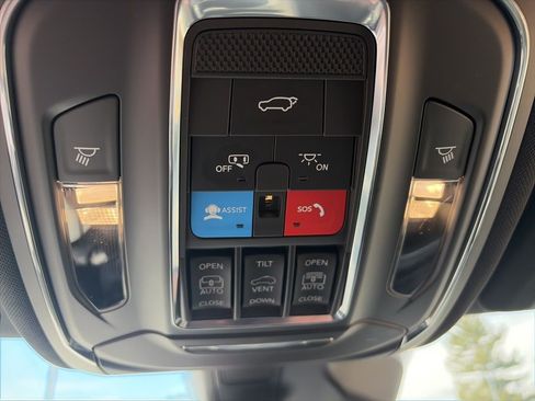 Used 2024 Jeep Grand Cherokee Limited w/ Black Appearance Package image 36