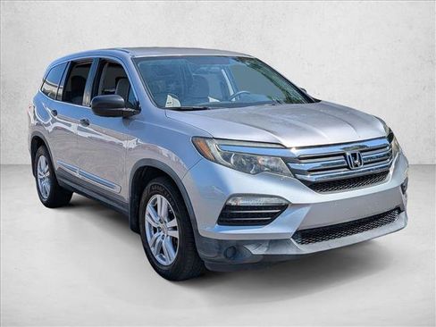 Used 2017 Honda Pilot LX image 4