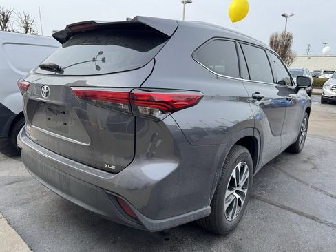 Used 2022 Toyota Highlander XLE image 3