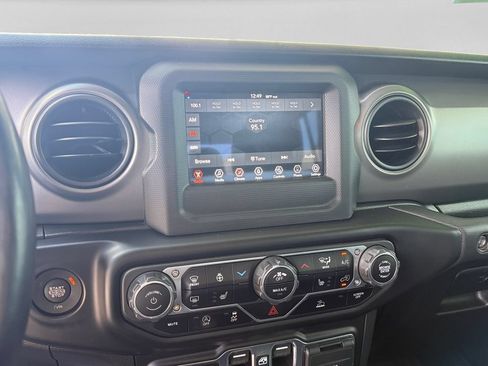 Certified 2022 Jeep Gladiator Sport AWD/4WD image 14