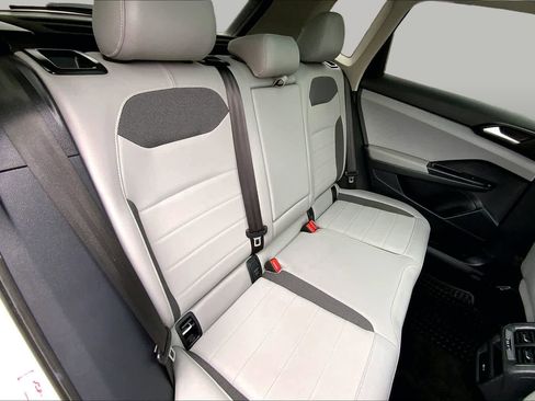 Used 2023 Volkswagen Taos SE w/ Panoramic Sunroof Package FWD image 18