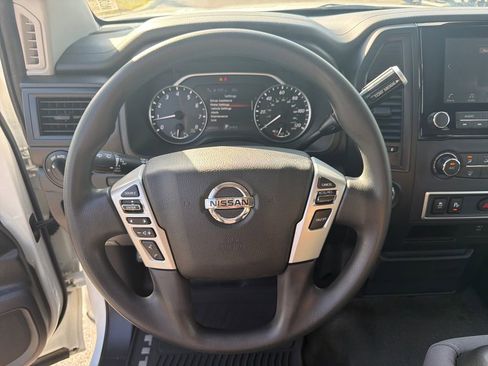 Used 2022 Nissan Titan S image 20