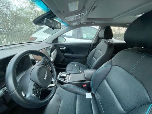 Used 2022 Kia Niro EX Premium image 4