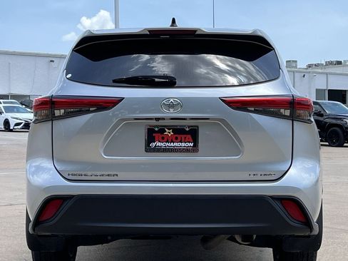 Used 2023 Toyota Highlander LE AWD/4WD image 5
