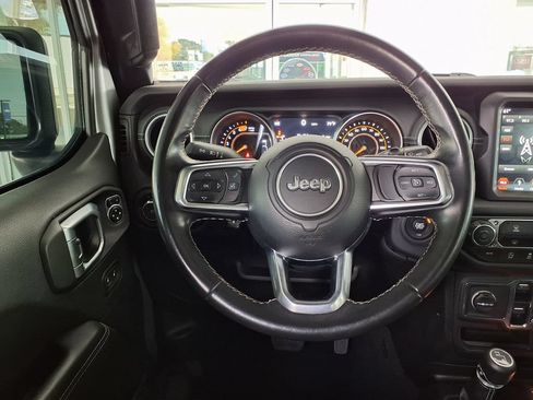 Used 2019 Jeep Wrangler Unlimited Sahara AWD/4WD image 17