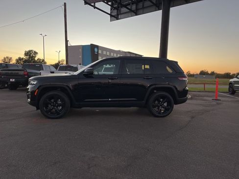 New 2025 Jeep Grand Cherokee Limited w/ Black Appearance Package image 4