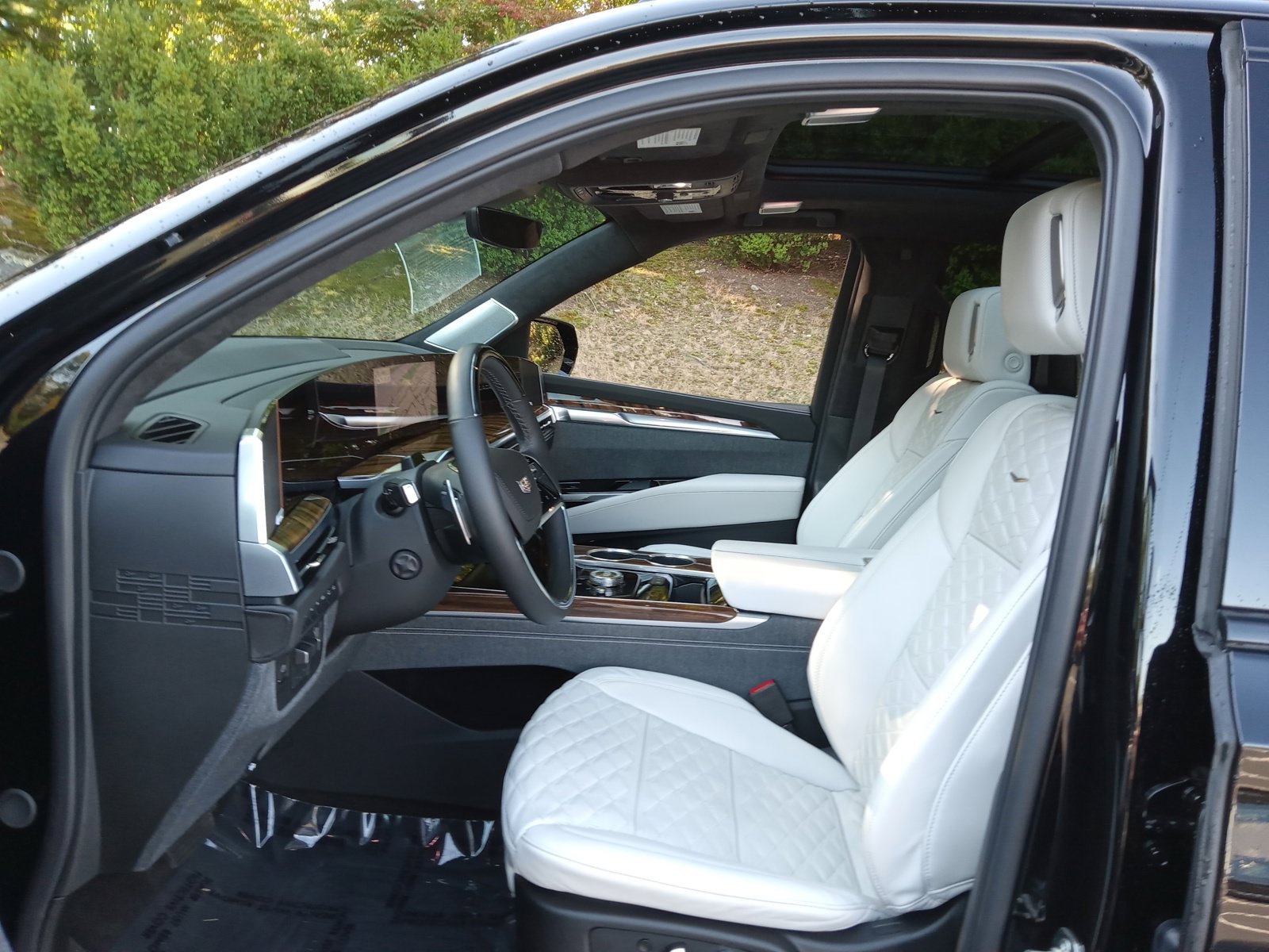 Used 2026 Cadillac Escalade Platinum Sport w/ LPO, ONYX Package AWD/4WD image 10