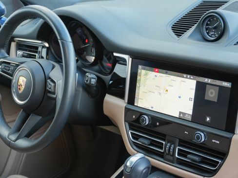 Used 2024 Porsche Macan image 11