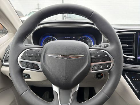 Used 2023 Chrysler Pacifica Touring-L AWD/4WD image 13
