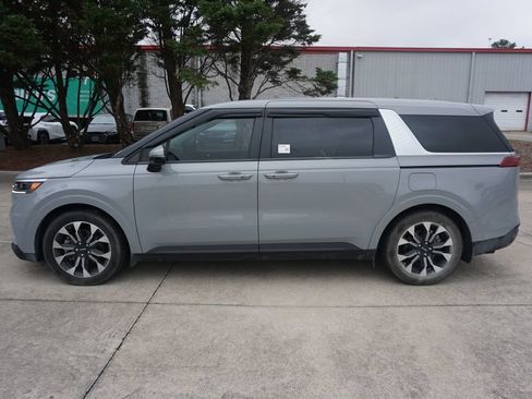 Used 2024 Kia Carnival EX FWD image 19