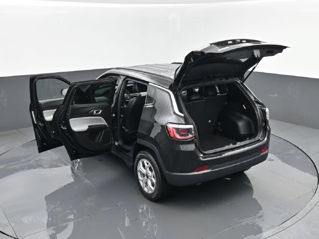 Used 2025 Jeep Compass Latitude AWD/4WD image 27