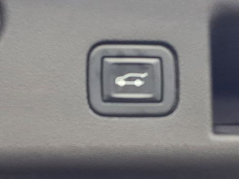 Used 2022 Chevrolet Equinox RS w/ RS Leather Package image 32