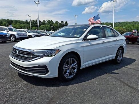 Used 2024 Volkswagen Jetta SE w/ Panoramic Sunroof Package FWD image 3