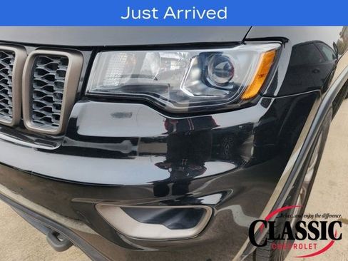 Used 2017 Jeep Grand Cherokee Laredo 75th Anniversary image 13