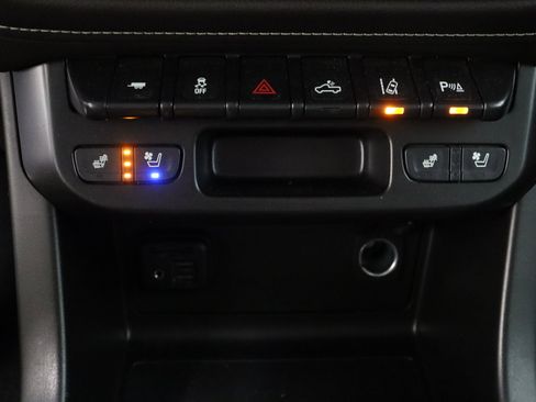 Used 2022 GMC Canyon Denali RWD image 22