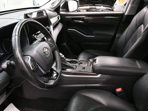 Used 2021 Toyota Highlander Platinum image 21