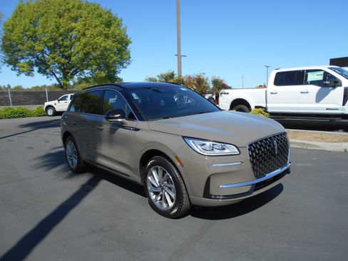 Used 2026 Lincoln Corsair Grand Touring AWD/4WD image 2
