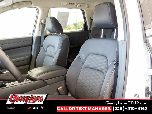 Used 2025 Nissan Pathfinder SV FWD image 12