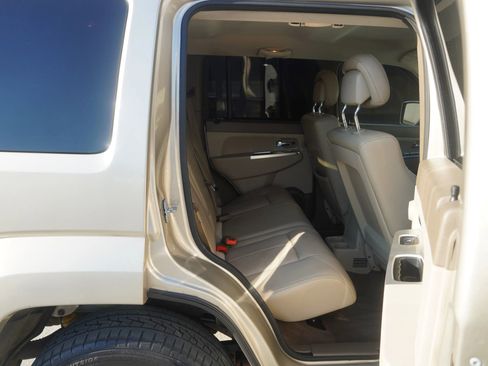 Used 2010 Jeep Liberty Limited w/ Tire & Wheel Group image 18