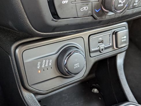 Used 2023 Jeep Renegade Latitude image 17