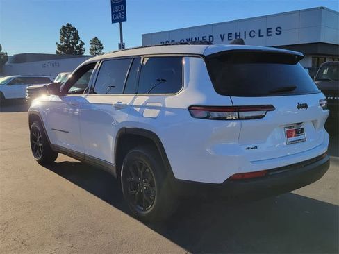 Used 2024 Jeep Grand Cherokee L Laredo image 3