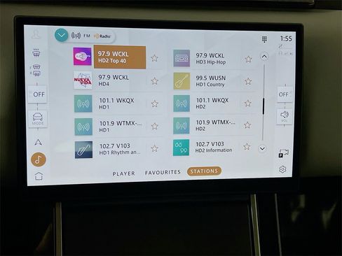 Used 2025 Land Rover Range Rover Velar Dynamic SE image 15