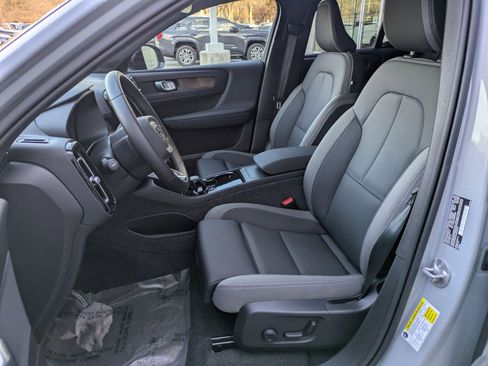 Used 2025 Volvo EX40 Core w/ Climate Package image 23