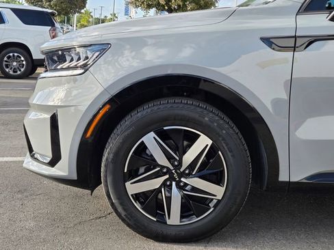 Used 2023 Kia Sorento EX w/ Panoramic Sunroof Package FWD image 9