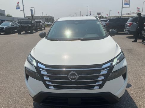 Used 2025 Nissan Rogue S FWD image 2
