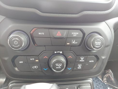 Used 2023 Jeep Renegade Latitude image 32