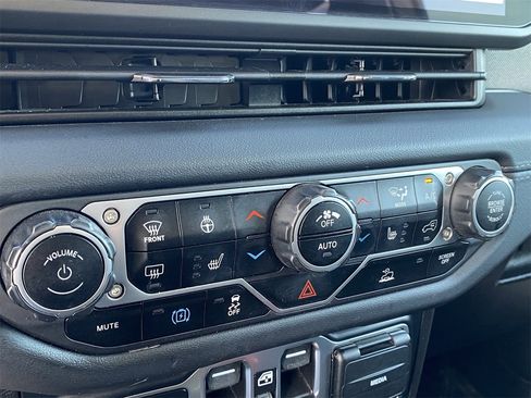 Used 2024 Jeep Wrangler Unlimited Sahara image 23