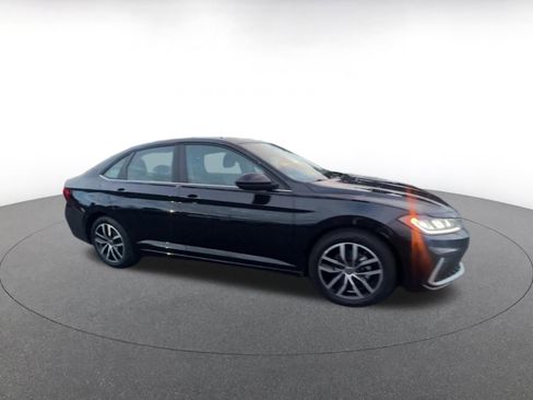 Used 2025 Volkswagen Jetta SE image 2