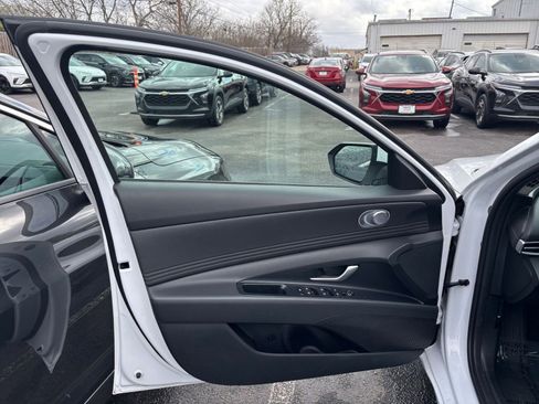 Used 2025 Hyundai Elantra SEL image 18
