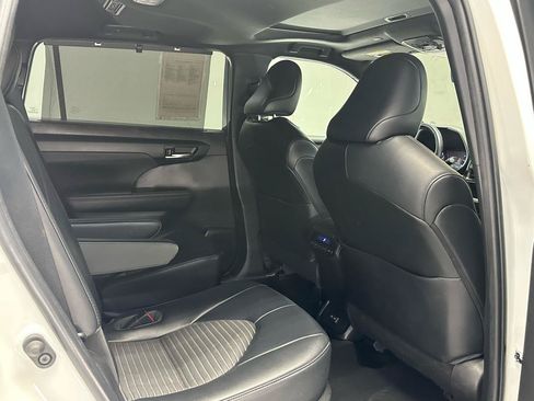 Used 2023 Toyota Highlander XSE AWD/4WD image 13