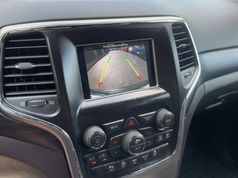 Used 2020 Jeep Grand Cherokee Laredo AWD/4WD image 18