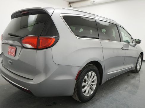 Used 2018 Chrysler Pacifica Touring-L Plus FWD image 9