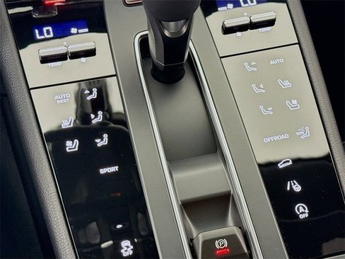 New 2026 Porsche Macan image 22