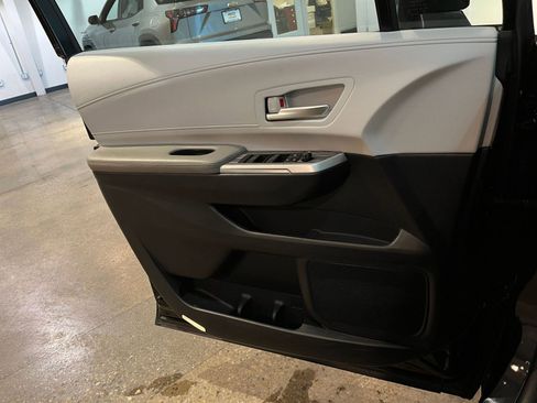 Used 2025 Toyota Sienna XLE image 18